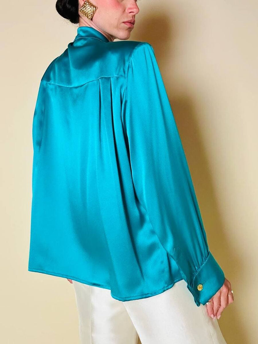 Camicia con fiocco al collo in raso di seta verde Caraibi “Ivana Zanini”