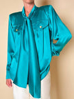 Camicia con fiocco al collo in raso di seta verde Caraibi “Ivana Zanini”