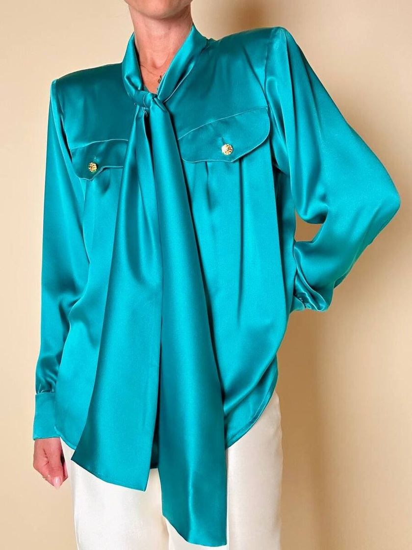 Camicia con fiocco al collo in raso di seta verde Caraibi “Ivana Zanini”