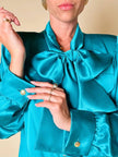 Camicia con fiocco al collo in raso di seta verde Caraibi “Ivana Zanini”