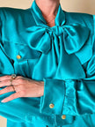 Camicia con fiocco al collo in raso di seta verde Caraibi “Ivana Zanini”