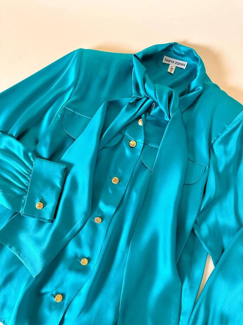 Camicia con fiocco al collo in raso di seta verde Caraibi “Ivana Zanini”