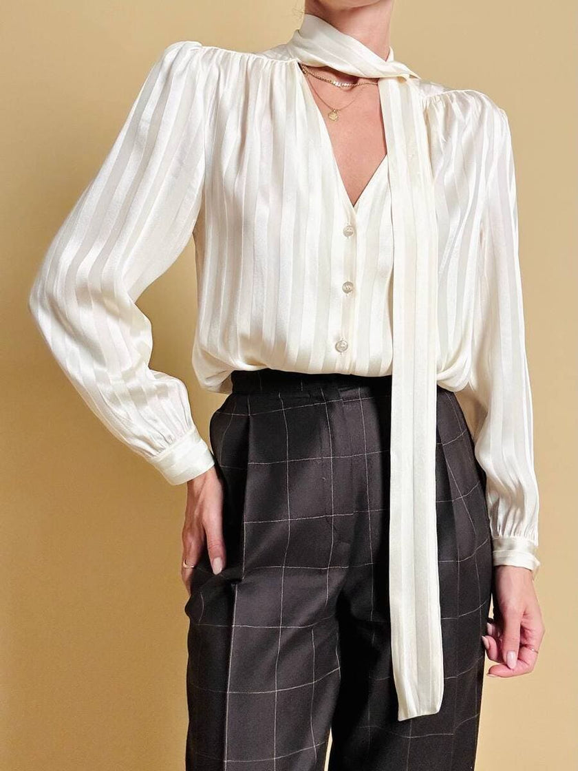 Camicia con fiocco al collo in seta Jacquard avorio a righe verticali