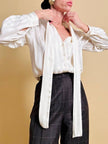 Camicia con fiocco al collo in seta Jacquard avorio a righe verticali