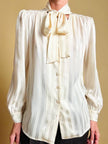 Camicia con fiocco al collo in seta Jacquard avorio a righe verticali