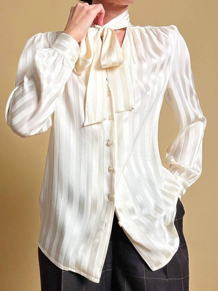 Camicia con fiocco al collo in seta Jacquard avorio a righe verticali
