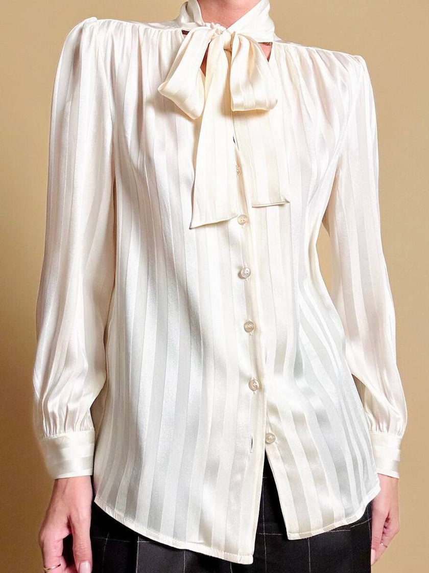 Camicia con fiocco al collo in seta Jacquard avorio a righe verticali
