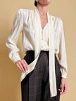 Camicia con fiocco al collo in seta Jacquard avorio a righe verticali