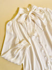 Camicia con fiocco al collo in seta Jacquard avorio a righe verticali