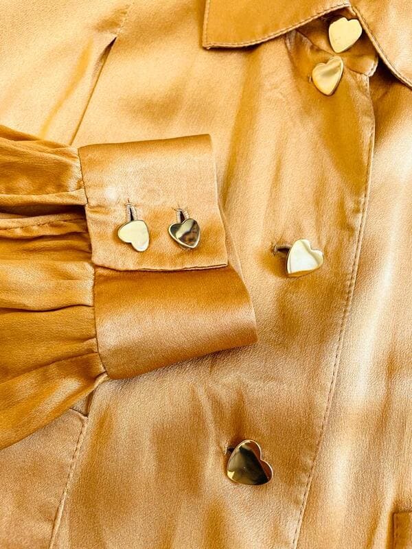 Camicia in seta color ambra con bottoni cuore