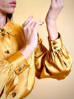 Camicia in seta color ambra con bottoni cuore