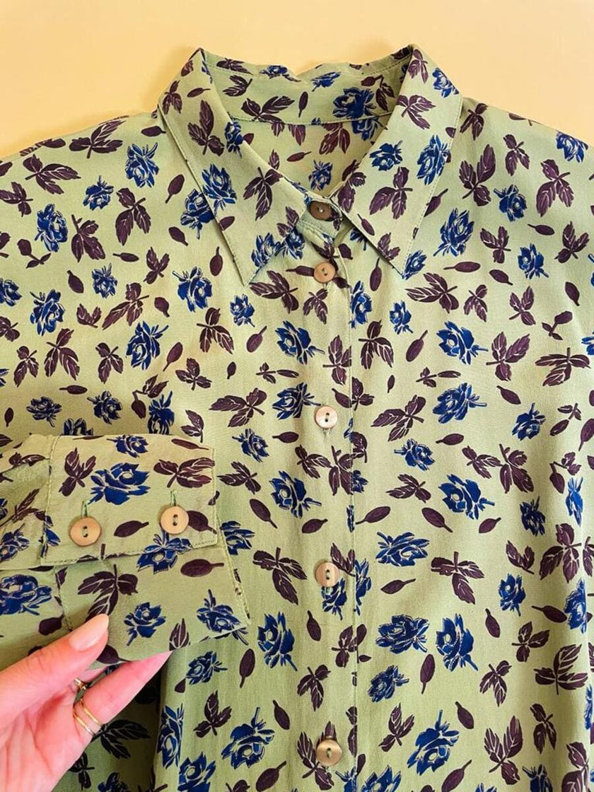 Camicia in seta verde oliva fantasia floreale