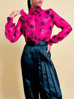 Camicia in chiffon ciclamino e lamé nero con volant plissé 