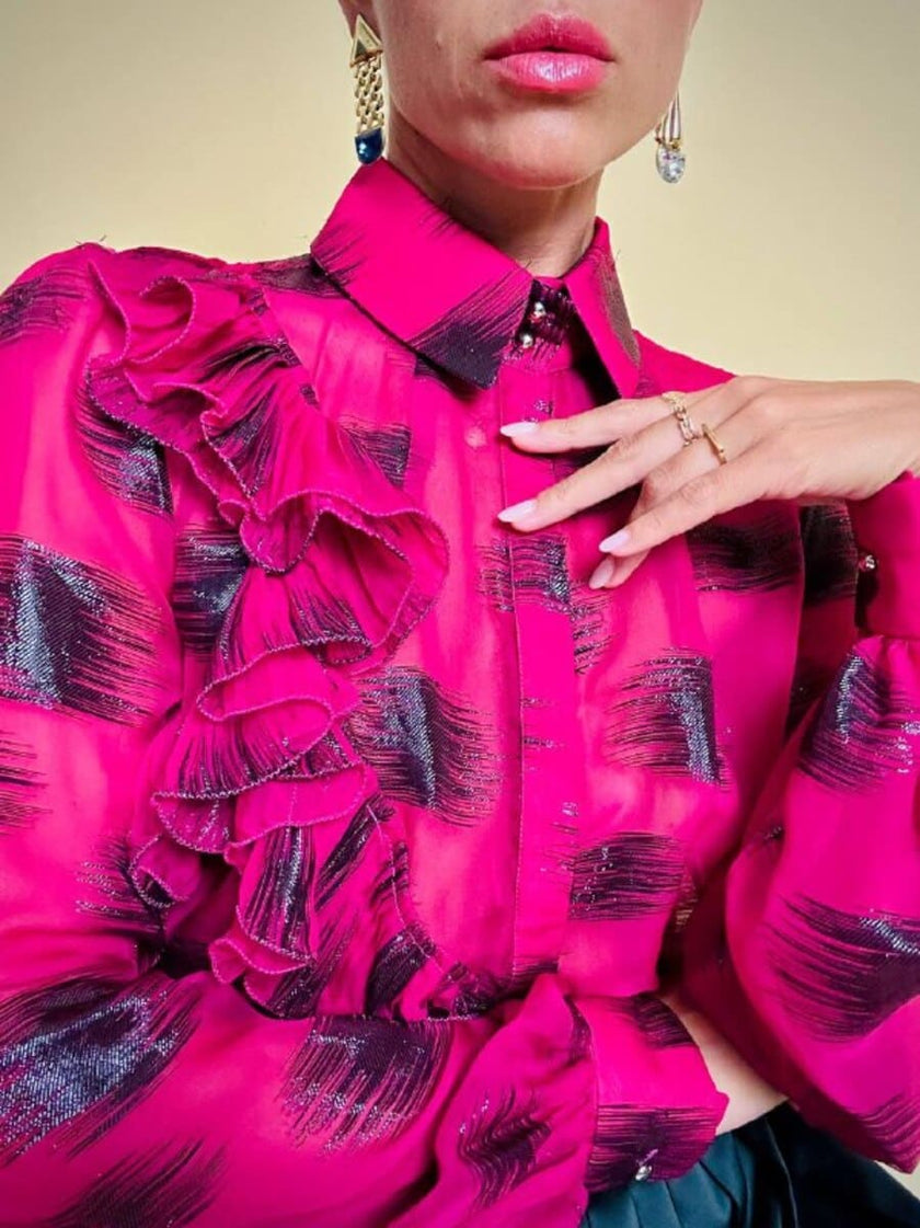 Camicia in chiffon ciclamino e lamé nero con volant plissé 