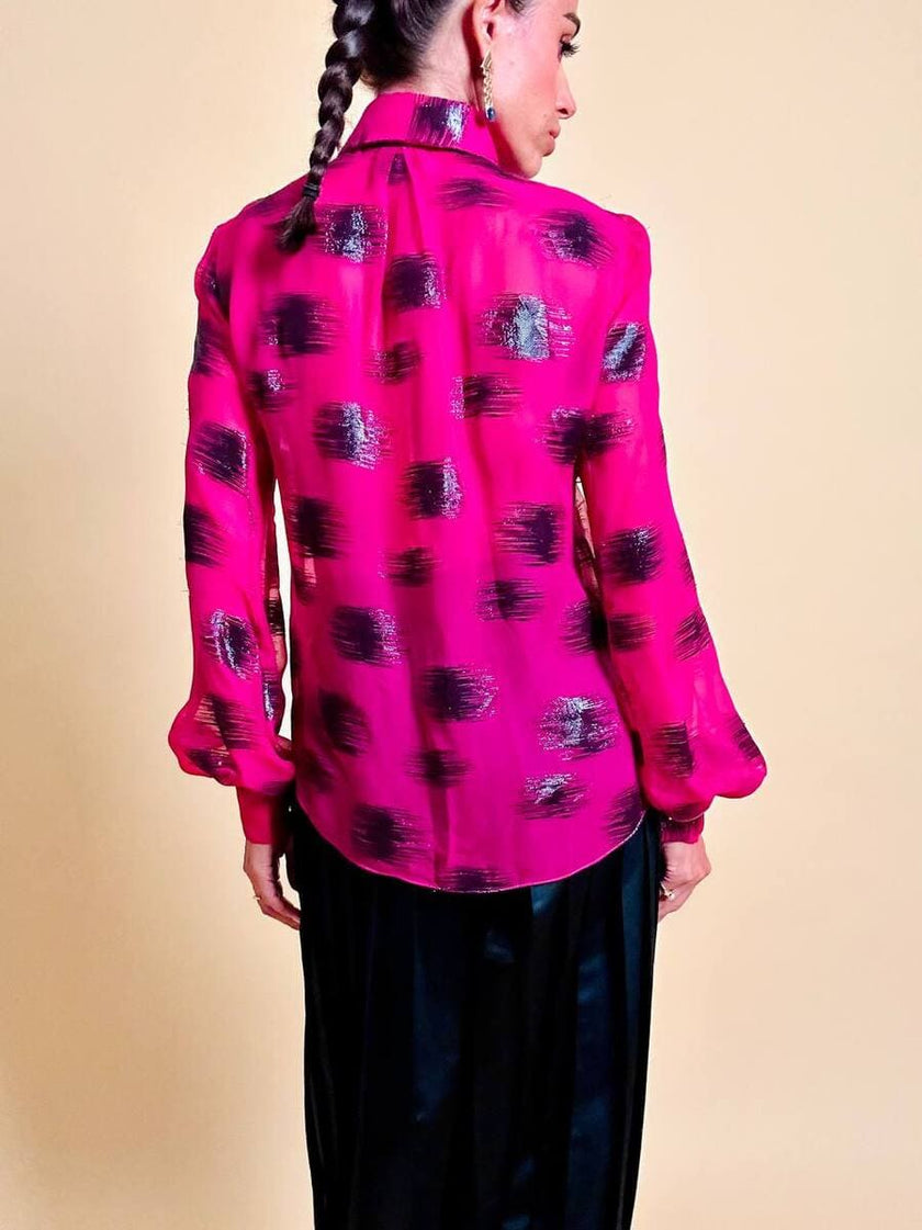 Camicia in chiffon ciclamino e lamé nero con volant plissé 