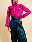 Camicia in chiffon ciclamino e lamé nero con volant plissé 