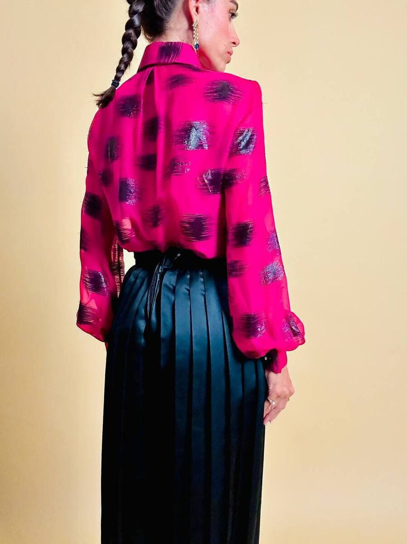 Camicia in chiffon ciclamino e lamé nero con volant plissé 