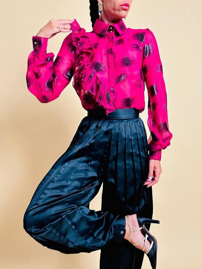 Camicia in chiffon ciclamino e lamé nero con volant plissé 