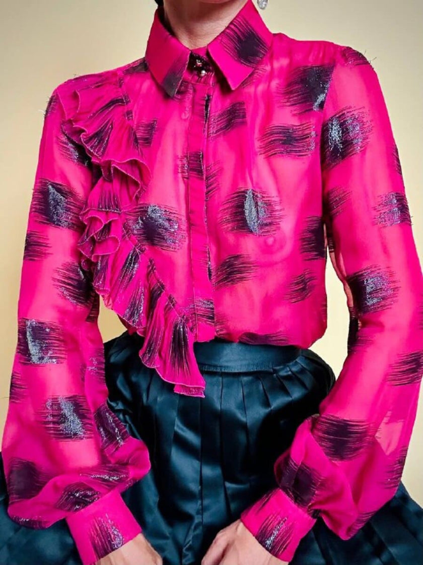 Camicia in chiffon ciclamino e lamé nero con volant plissé 