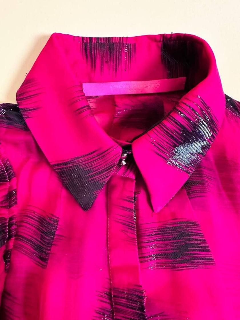 Camicia in chiffon ciclamino e lamé nero con volant plissé 