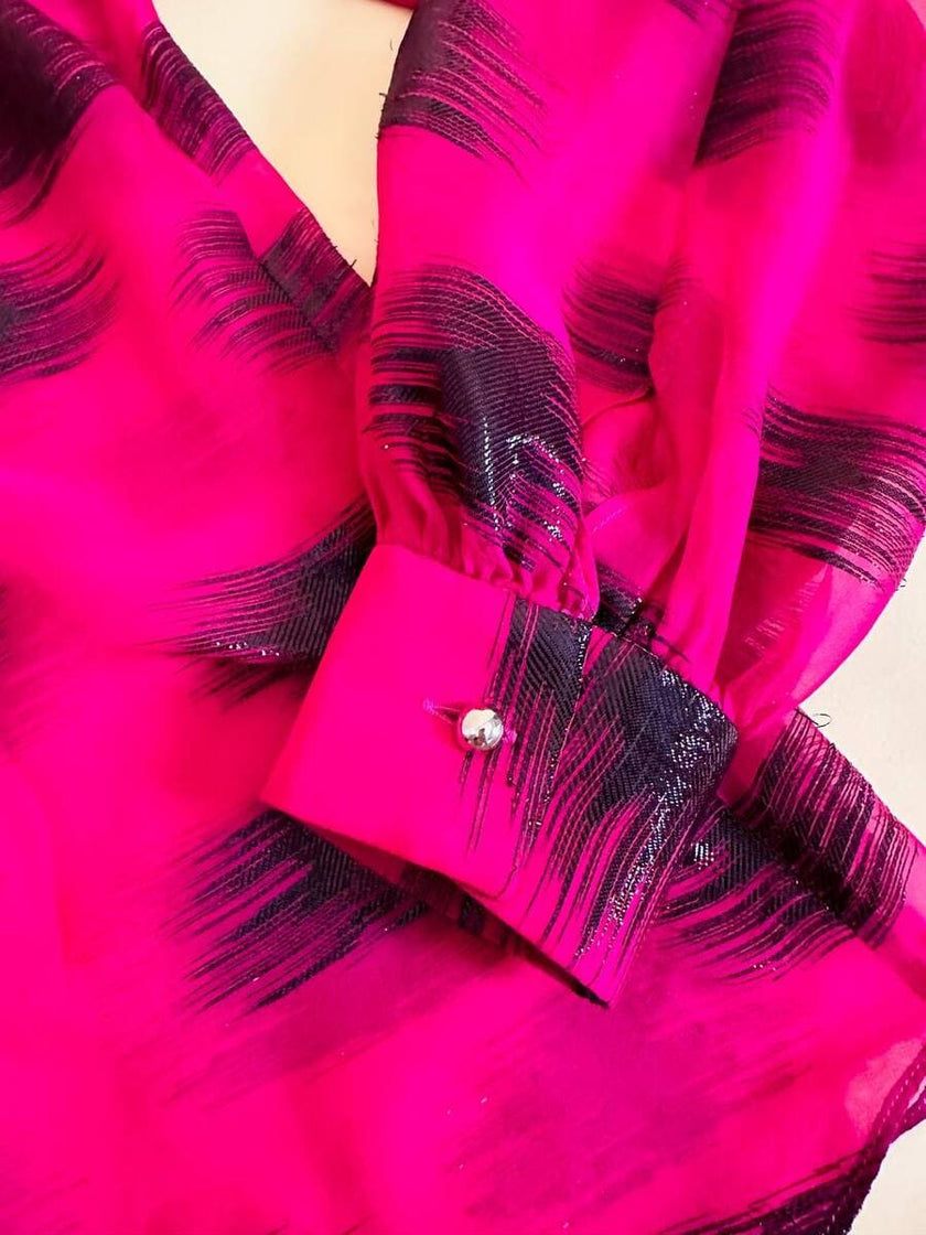 Camicia in chiffon ciclamino e lamé nero con volant plissé 