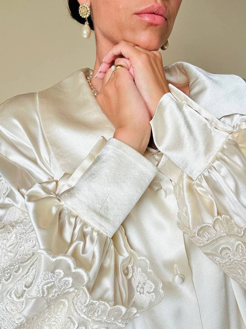 Camicia sartoriale in raso di seta avorio con inseriti di pizzo