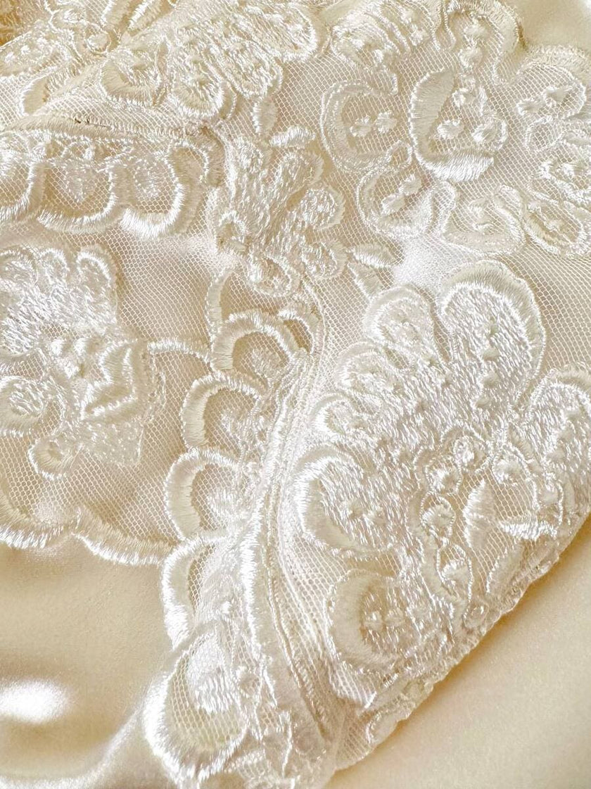 Camicia sartoriale in raso di seta avorio con inseriti di pizzo