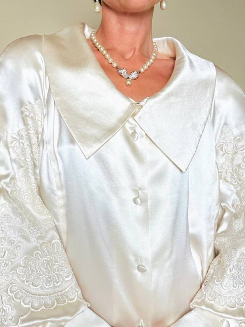 Camicia sartoriale in raso di seta avorio con inseriti di pizzo