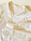 Camicia sartoriale in raso di seta avorio con inseriti di pizzo