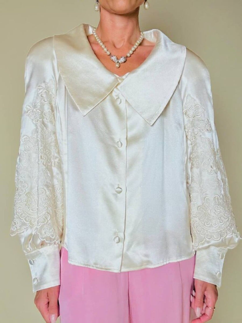 Camicia sartoriale in raso di seta avorio con inseriti di pizzo