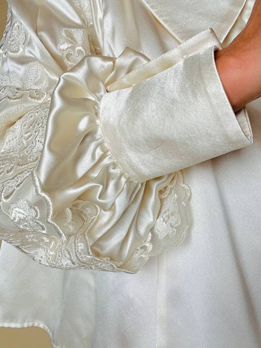 Camicia sartoriale in raso di seta avorio con inseriti di pizzo