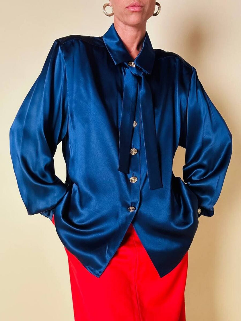 Camicia in raso di seta blu con nastro al collo “Yves Saint Laurent”