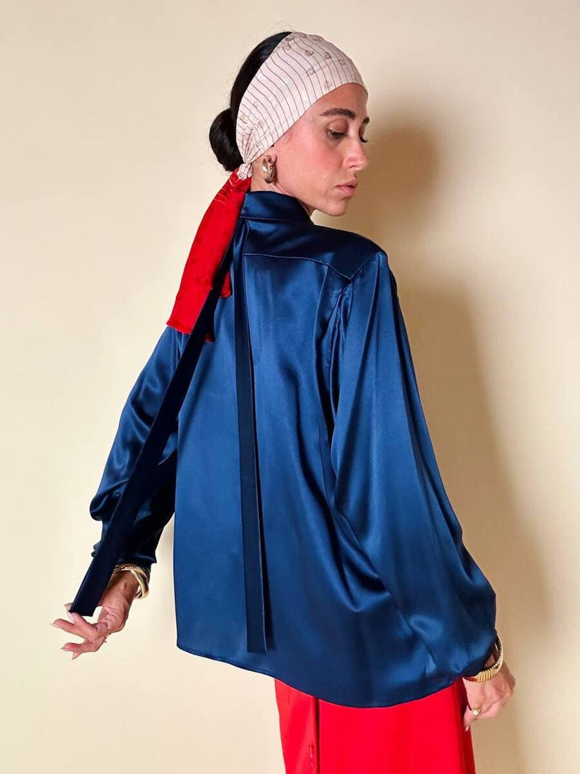 Camicia in raso di seta blu con nastro al collo “Yves Saint Laurent”