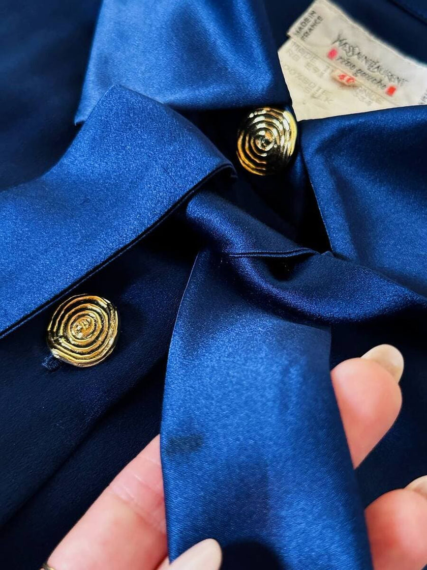Camicia in raso di seta blu con nastro al collo “Yves Saint Laurent”