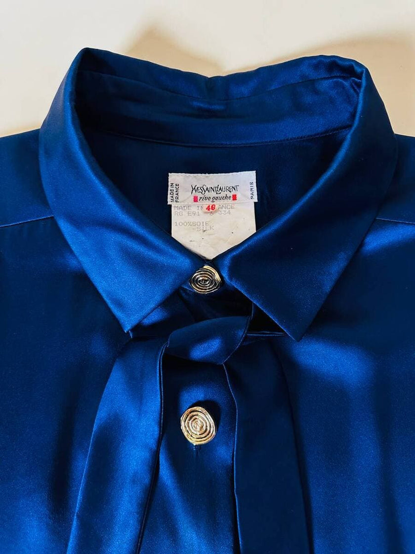 Camicia in raso di seta blu con nastro al collo “Yves Saint Laurent”