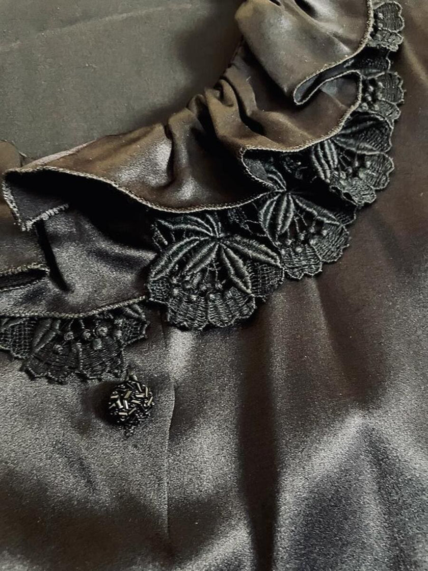 Camicia in raso di seta nero con rouches e bottoni gioiello