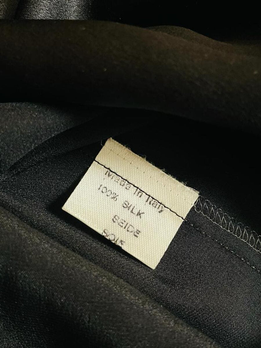 Camicia in raso di seta nero con rouches e bottoni gioiello