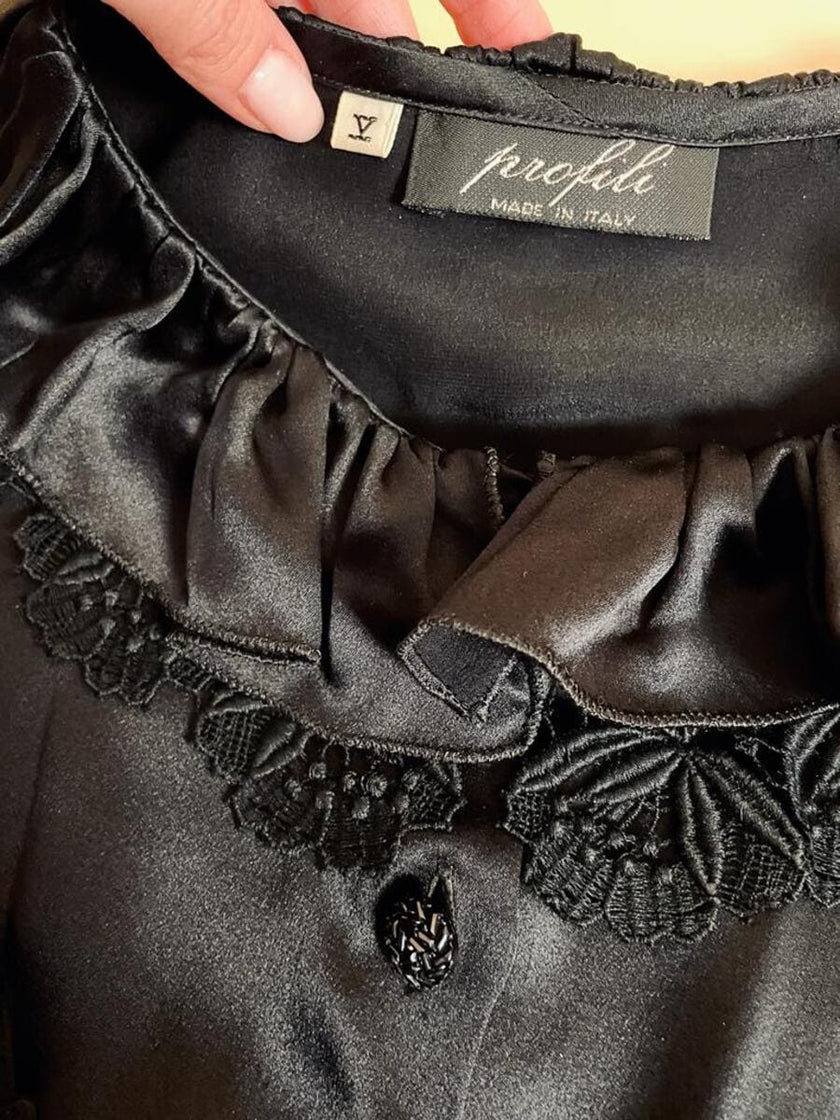 Camicia in raso di seta nero con rouches e bottoni gioiello