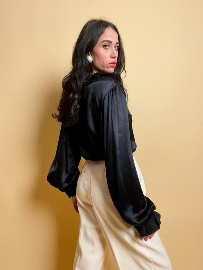 Camicia in raso di seta nero con rouches e bottoni gioiello