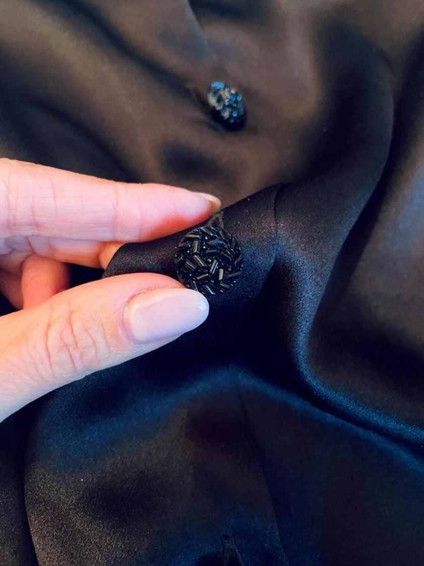 Camicia in raso di seta nero con rouches e bottoni gioiello