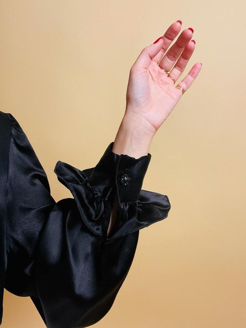 Camicia in raso di seta nero con rouches e bottoni gioiello