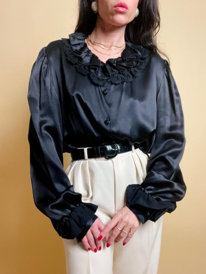 Camicia in raso di seta nero con rouches e bottoni gioiello