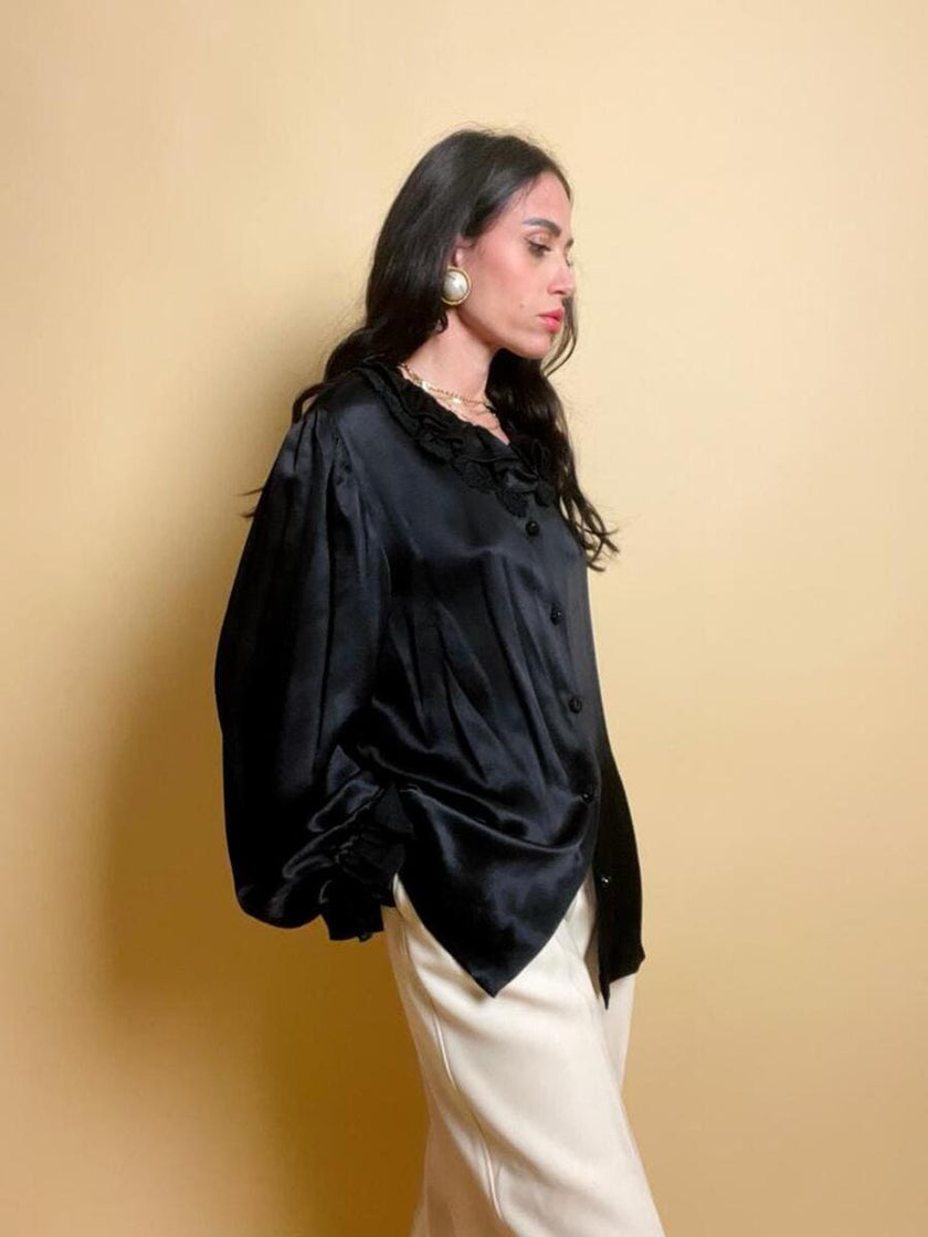 Camicia in raso di seta nero con rouches e bottoni gioiello