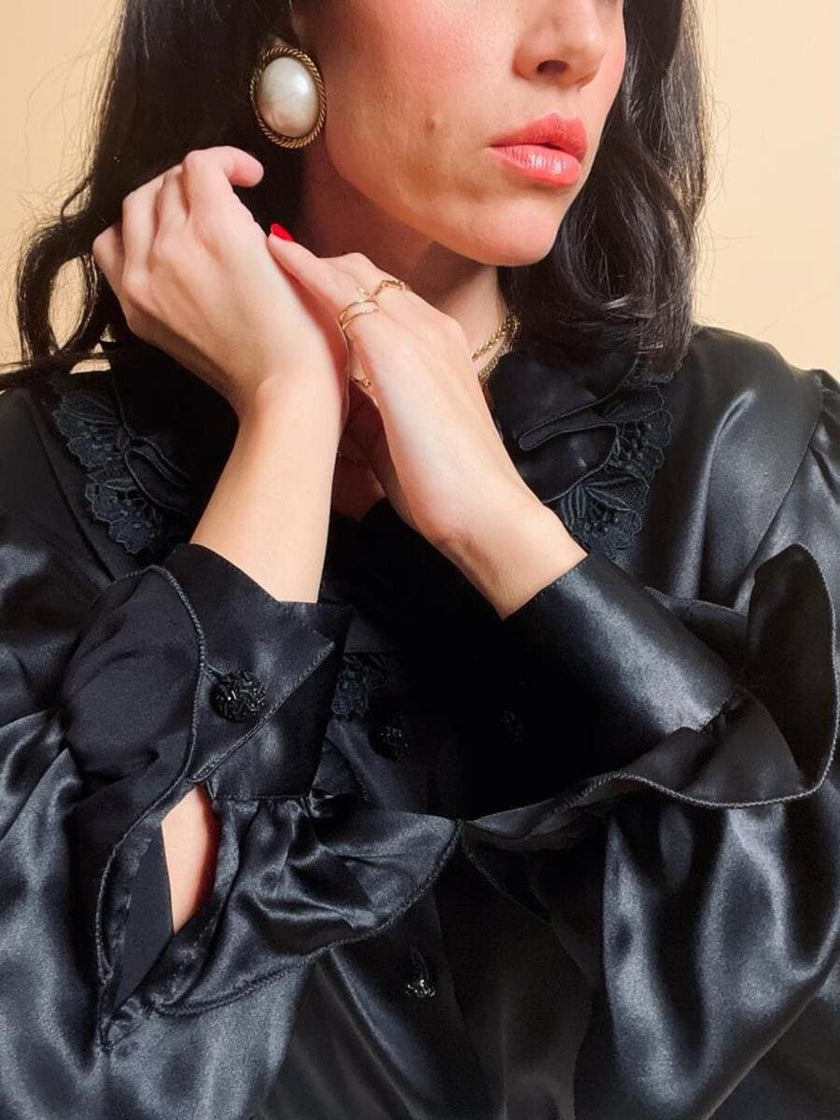 Camicia in raso di seta nero con rouches e bottoni gioiello