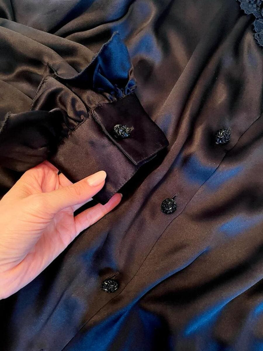 Camicia in raso di seta nero con rouches e bottoni gioiello