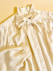 Camicia in seta Jaquard avorio con grande fiocco al collo
