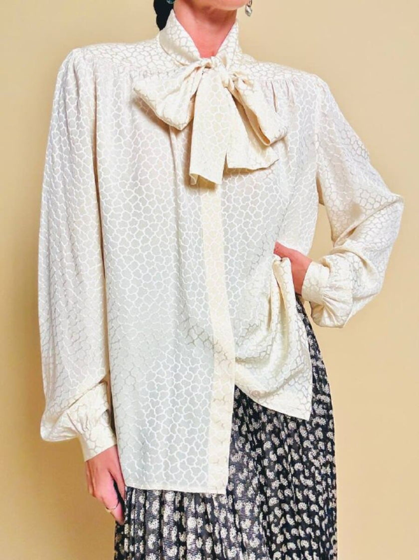 Camicia in seta Jaquard avorio con grande fiocco al collo