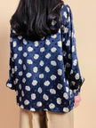 Camicia in raso di seta Jaquard blu notte fantasia margherite