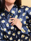 Camicia in raso di seta Jaquard blu notte fantasia margherite
