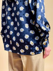 Camicia in raso di seta Jaquard blu notte fantasia margherite